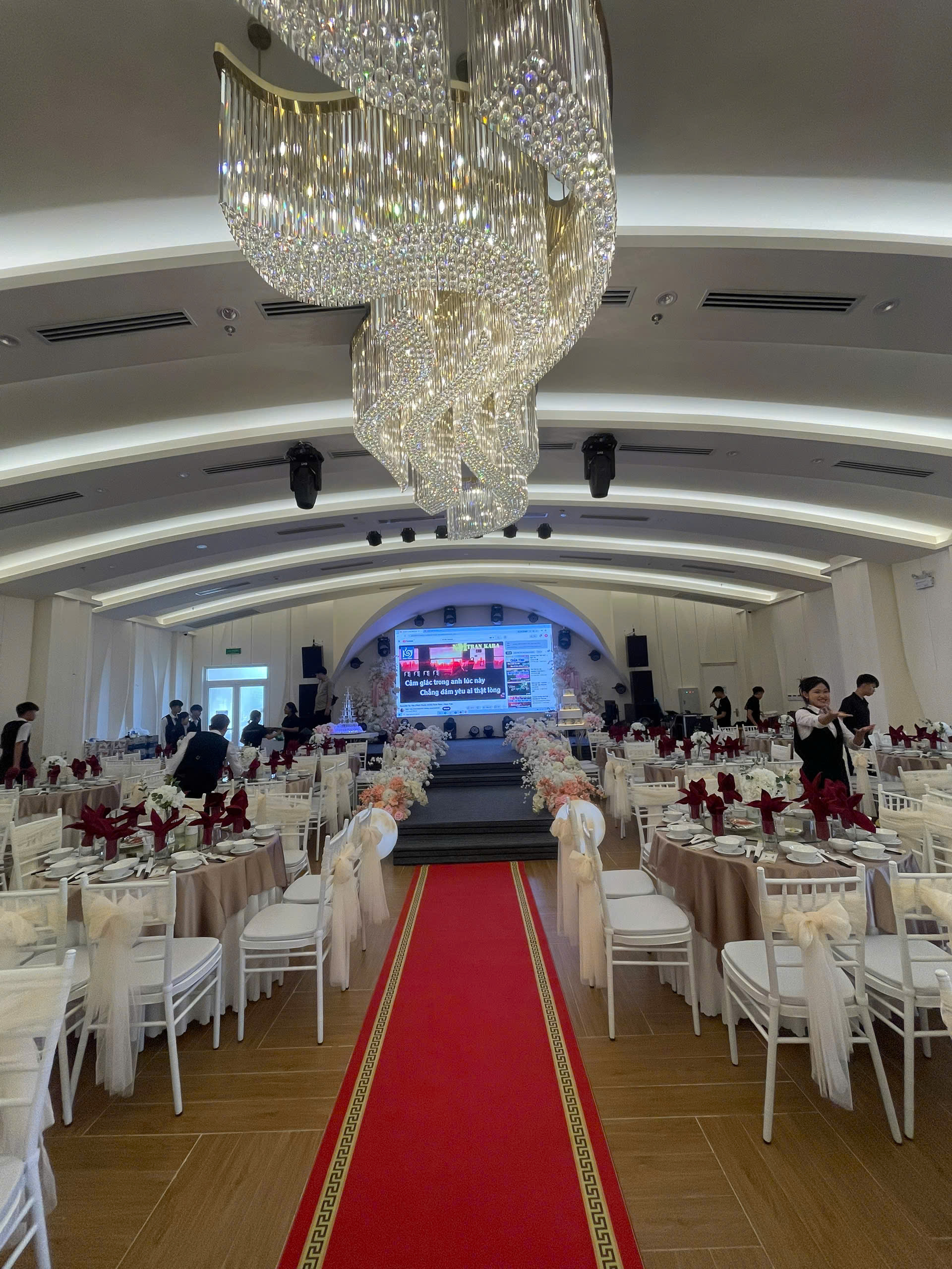 DỰ ÁN MÀN HÌNH LED & ÁNH SÁNG TIỆC CƯỚI HỘI AN PALACE — DO ĐÈN SÂN KHẤU CQ THI CÔNG & LẮP ĐẶT