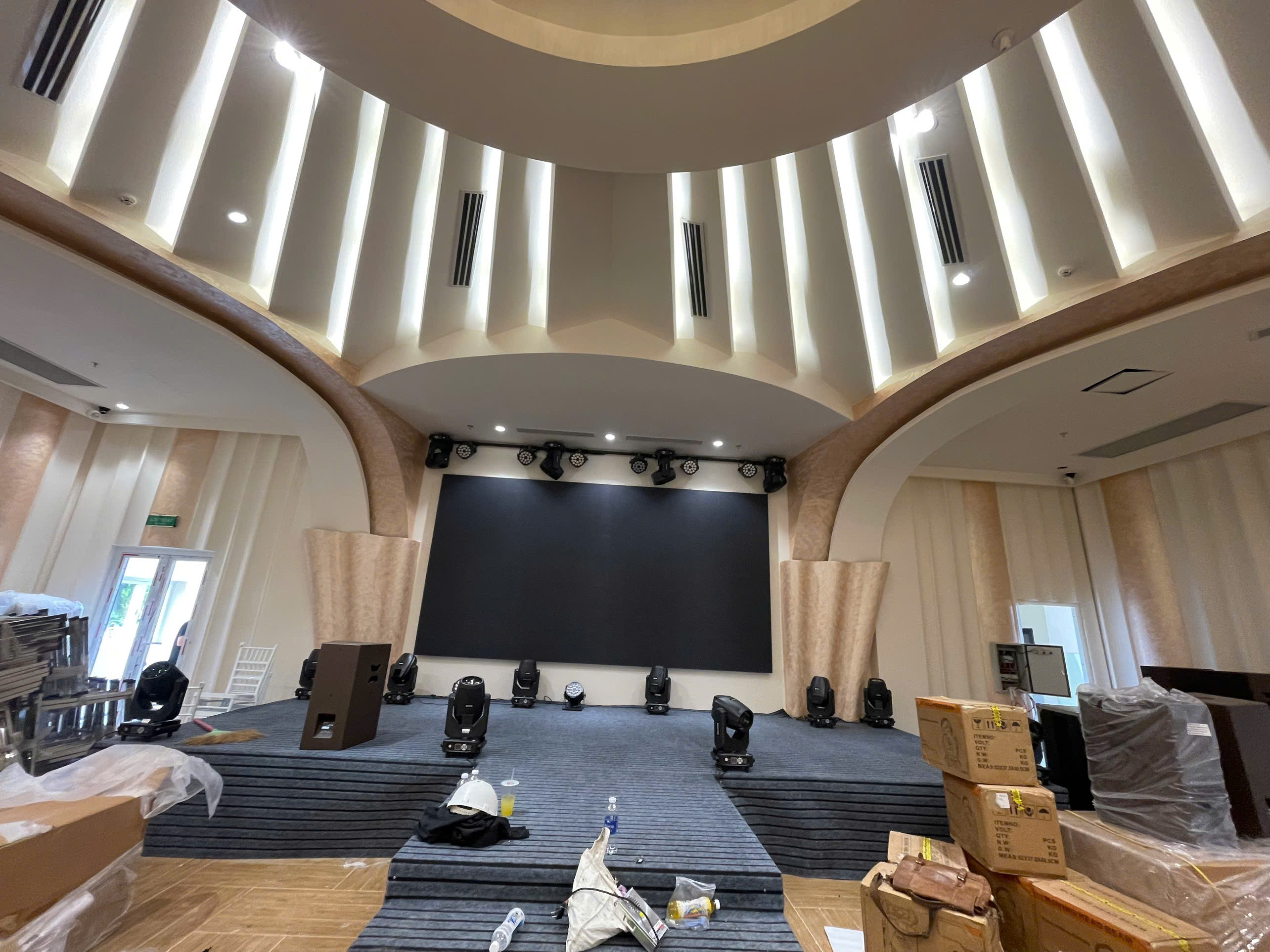 DỰ ÁN MÀN HÌNH LED & ÁNH SÁNG TIỆC CƯỚI HỘI AN PALACE — DO ĐÈN SÂN KHẤU CQ THI CÔNG & LẮP ĐẶT