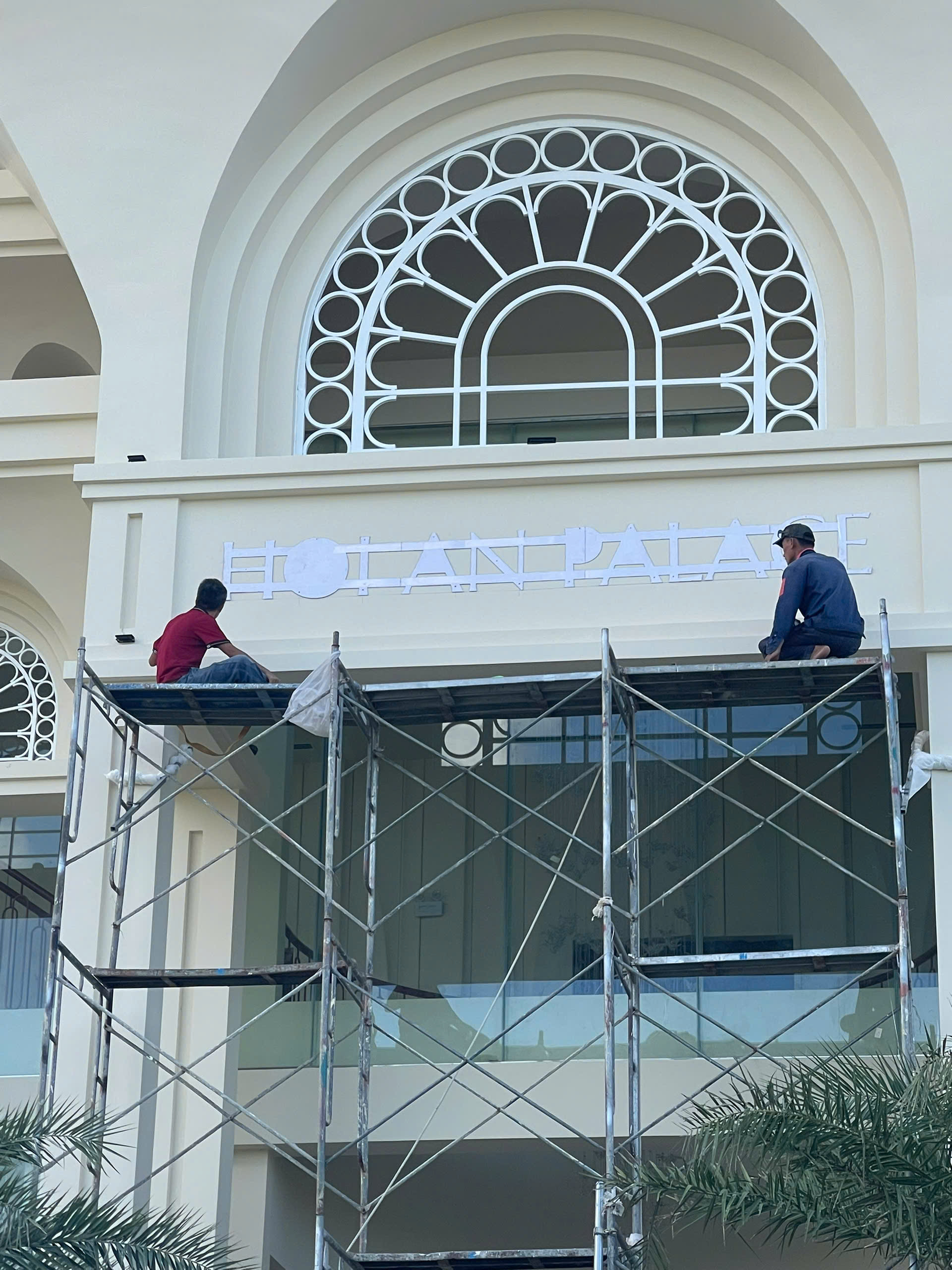 DỰ ÁN MÀN HÌNH LED & ÁNH SÁNG TIỆC CƯỚI HỘI AN PALACE — DO ĐÈN SÂN KHẤU CQ THI CÔNG & LẮP ĐẶT