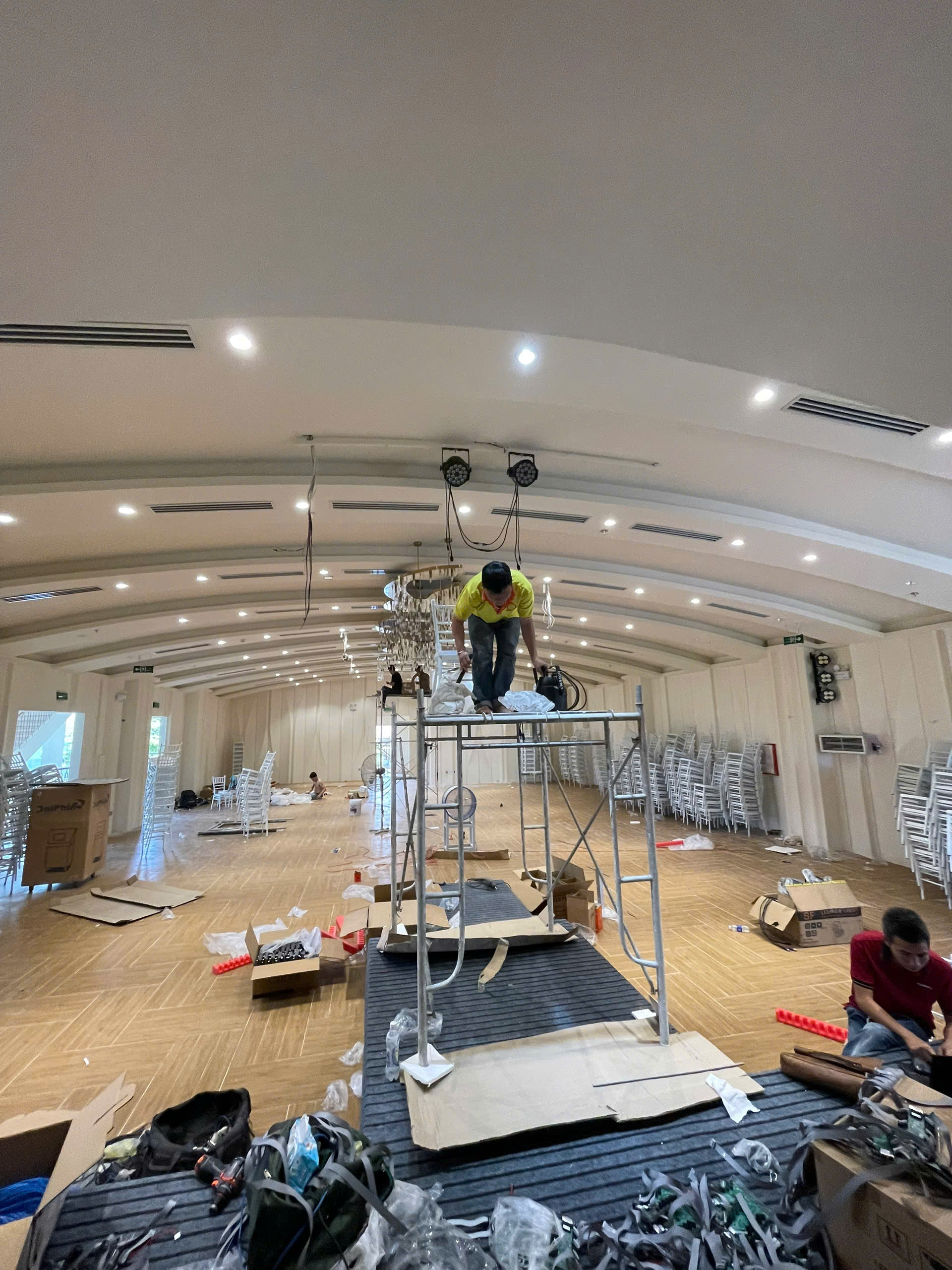 DỰ ÁN MÀN HÌNH LED & ÁNH SÁNG TIỆC CƯỚI HỘI AN PALACE — DO ĐÈN SÂN KHẤU CQ THI CÔNG & LẮP ĐẶT