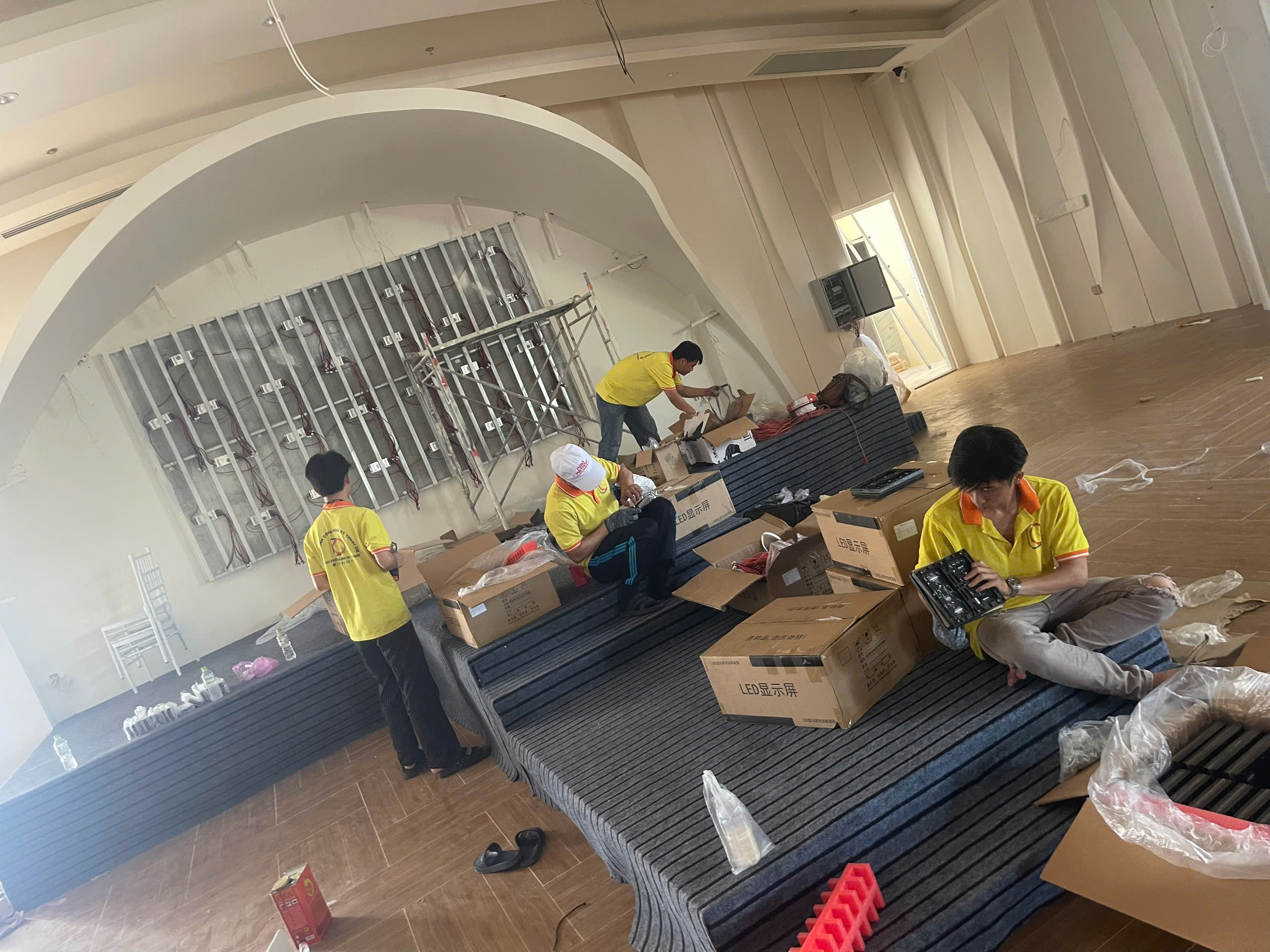 DỰ ÁN MÀN HÌNH LED & ÁNH SÁNG TIỆC CƯỚI HỘI AN PALACE — DO ĐÈN SÂN KHẤU CQ THI CÔNG & LẮP ĐẶT