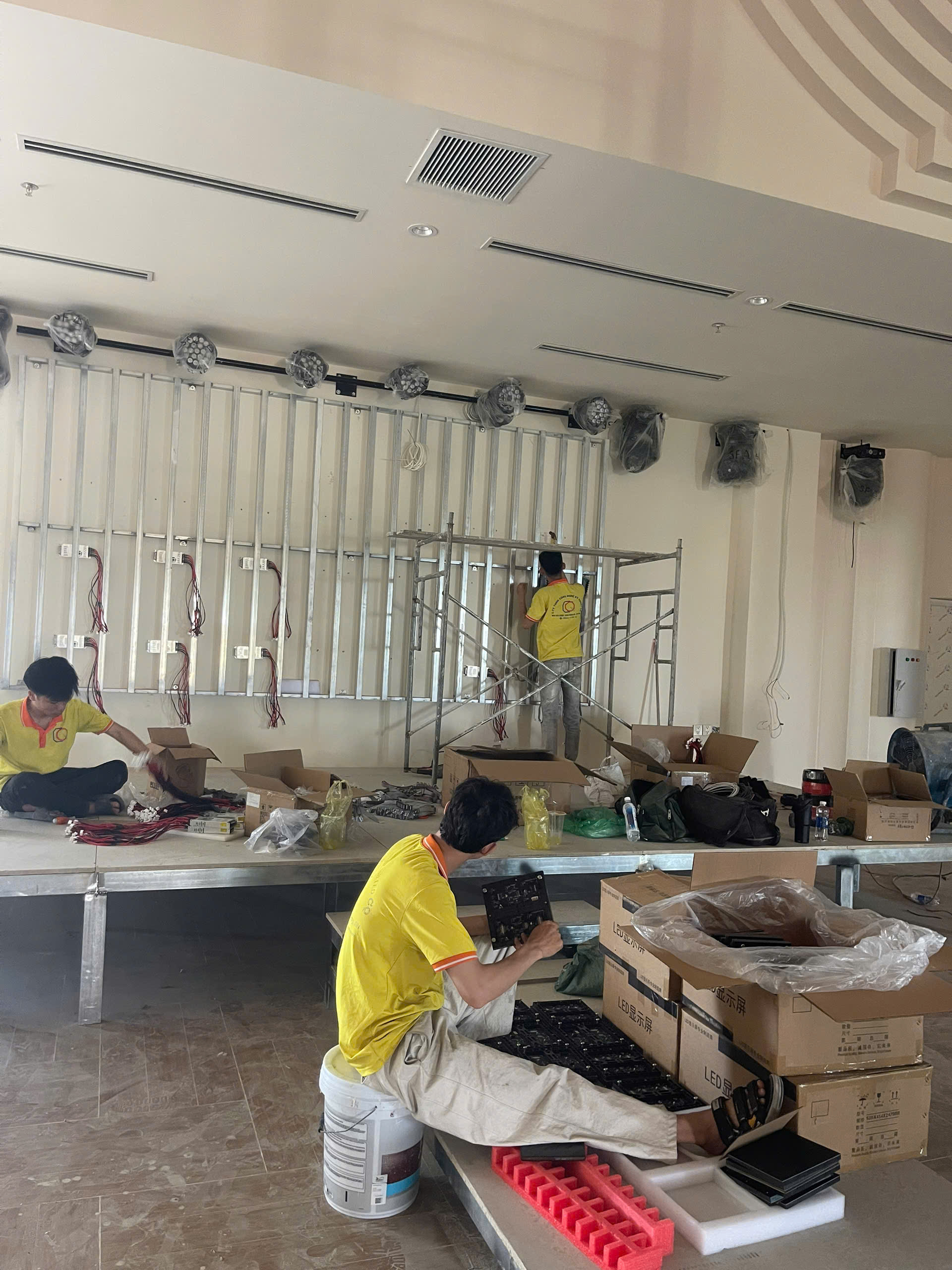 DỰ ÁN MÀN HÌNH LED & ÁNH SÁNG NHÀ HÀNG TIỆC CƯỚI HỘI AN PALACE — DO ĐÈN SÂN KHẤU CQ THI CÔNG & LẮP ĐẶT