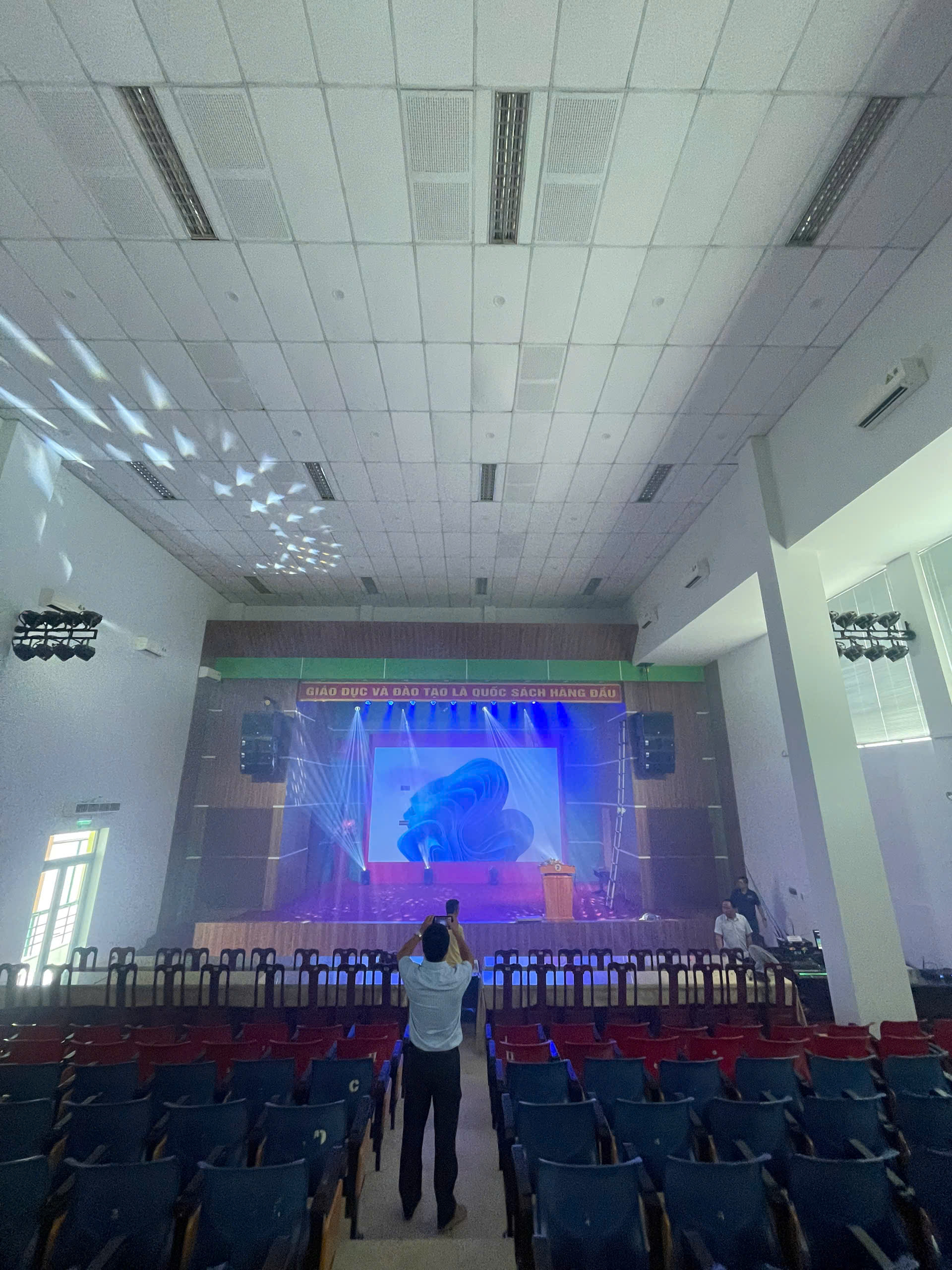 DỰ ÁN LẮP ĐẶT HỆ THỐNG CHIẾU SÁNG HỘI TRƯỜNG A5 – TRƯỜNG ĐẠI HỌC SƯ PHẠM ĐÀ NẴNG
