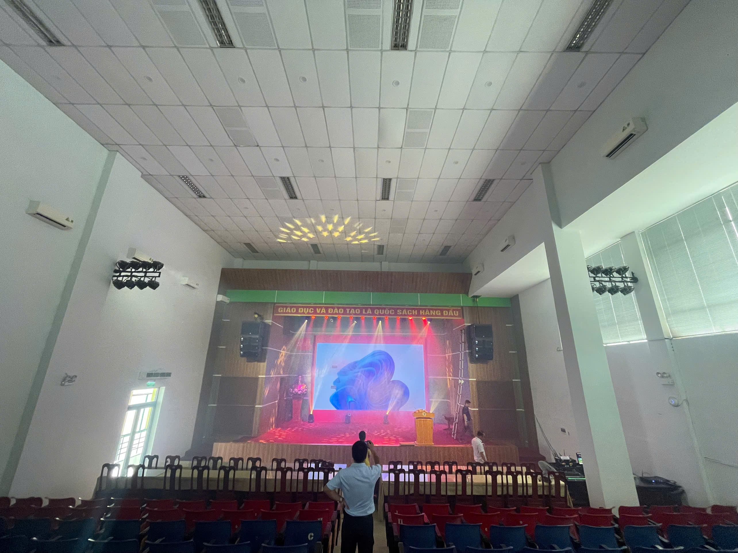 DỰ ÁN LẮP ĐẶT HỆ THỐNG CHIẾU SÁNG HỘI TRƯỜNG A5 – TRƯỜNG ĐẠI HỌC SƯ PHẠM ĐÀ NẴNG