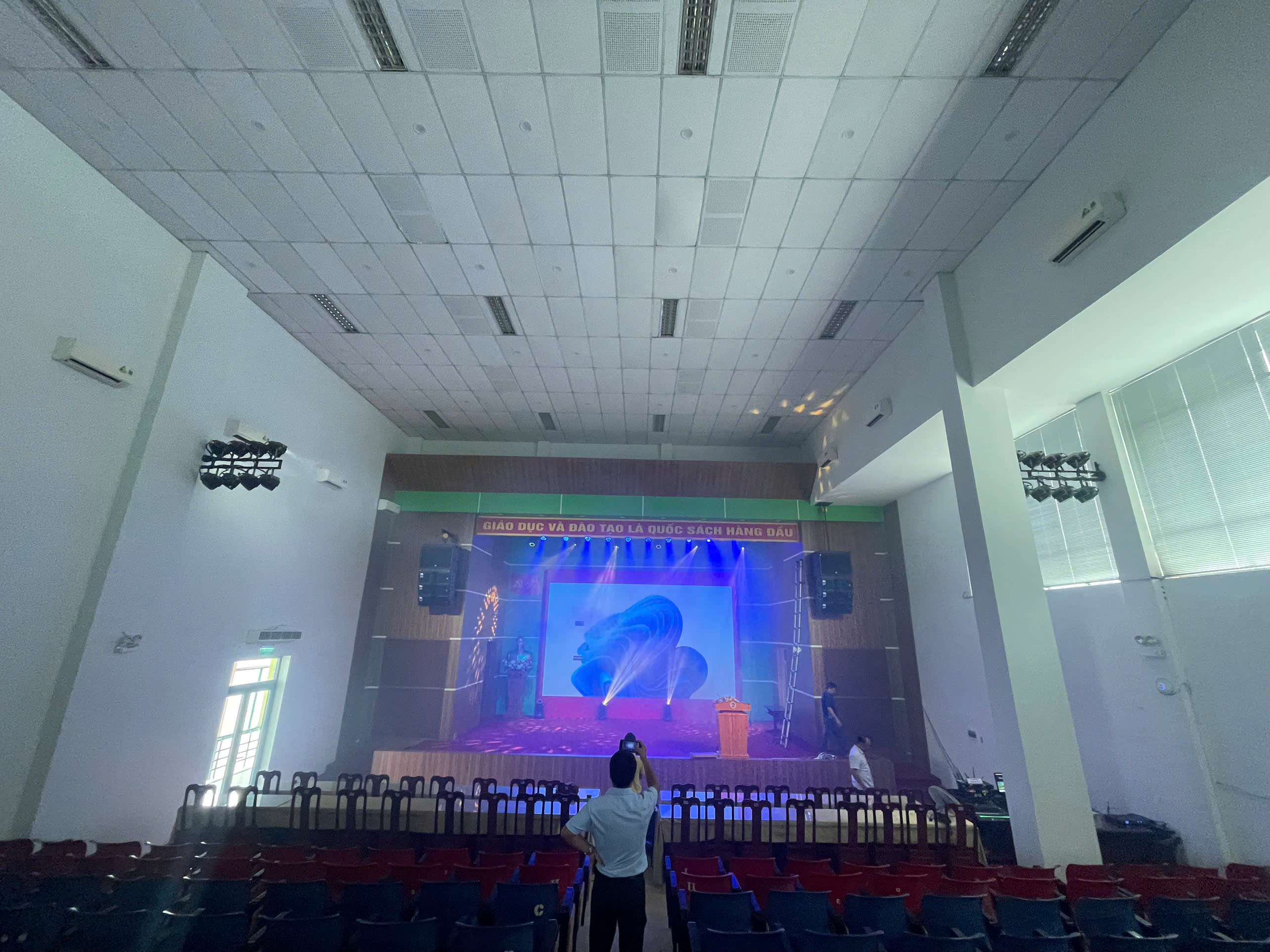 DỰ ÁN LẮP ĐẶT HỆ THỐNG CHIẾU SÁNG HỘI TRƯỜNG A5 – TRƯỜNG ĐẠI HỌC SƯ PHẠM ĐÀ NẴNG