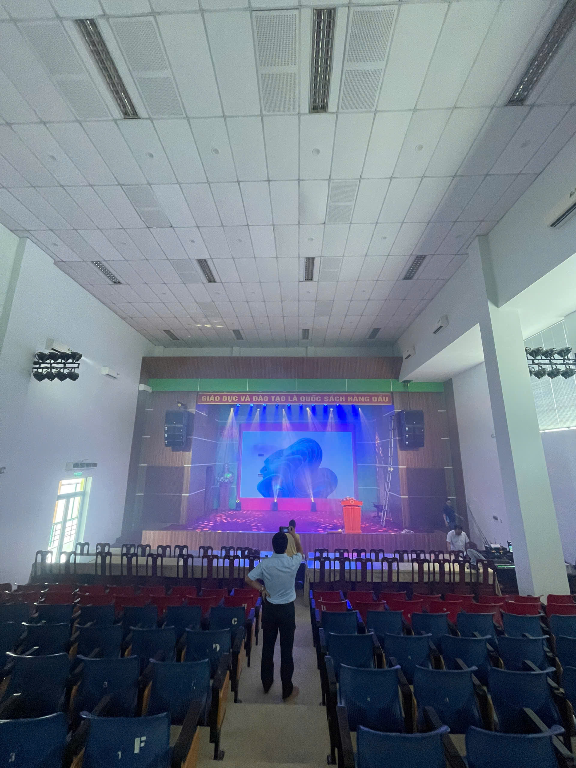DỰ ÁN LẮP ĐẶT HỆ THỐNG CHIẾU SÁNG HỘI TRƯỜNG A5 – TRƯỜNG ĐẠI HỌC SƯ PHẠM ĐÀ NẴNG