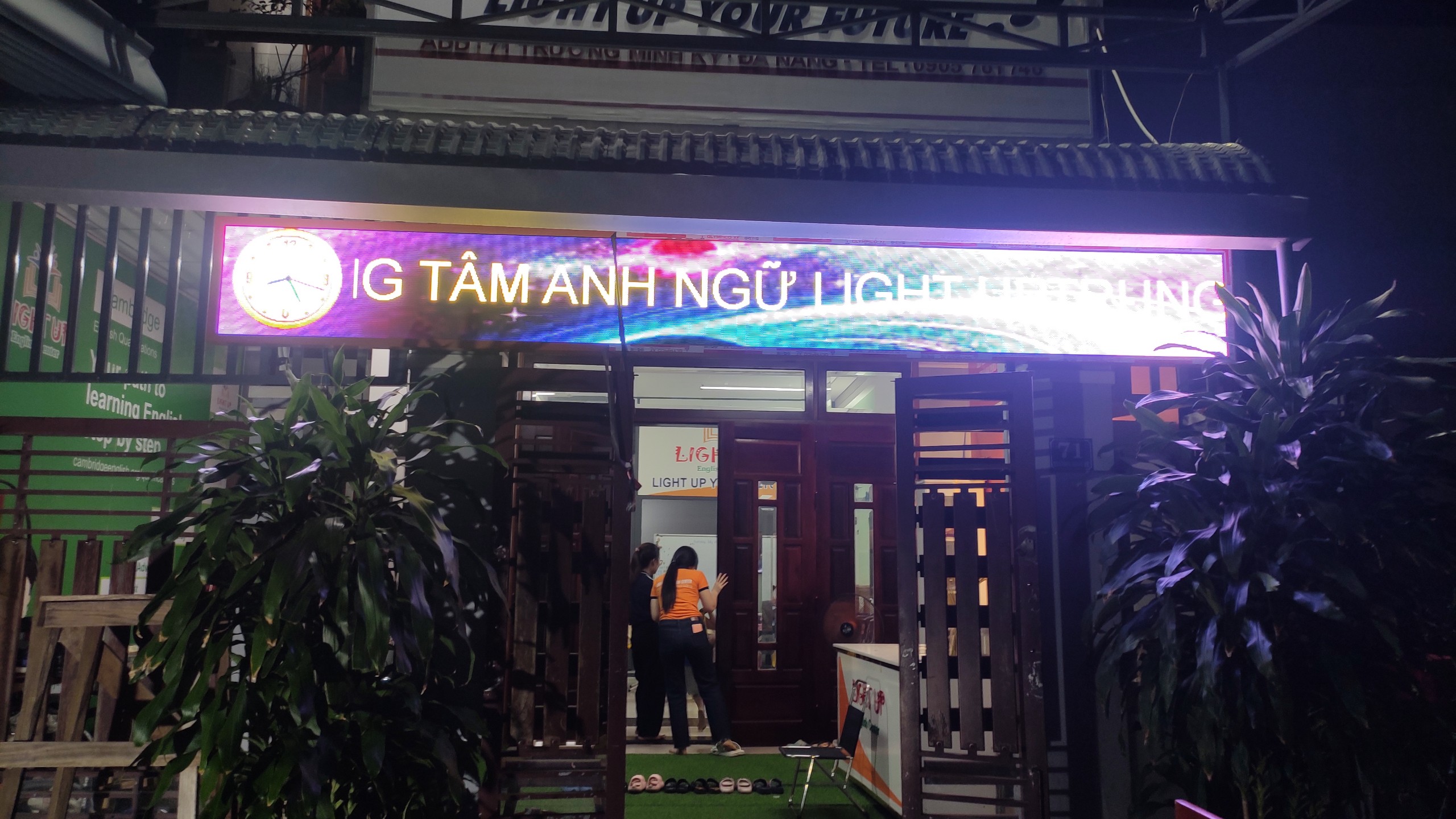 THI CÔNG MÀN HÌNH ĐÈN LED QUẢNG CÁO NGOÀI TRỜI P5 TẠI TRUNG TÂM ANH NGỮ LIGHT UP ĐÀ NẴNG