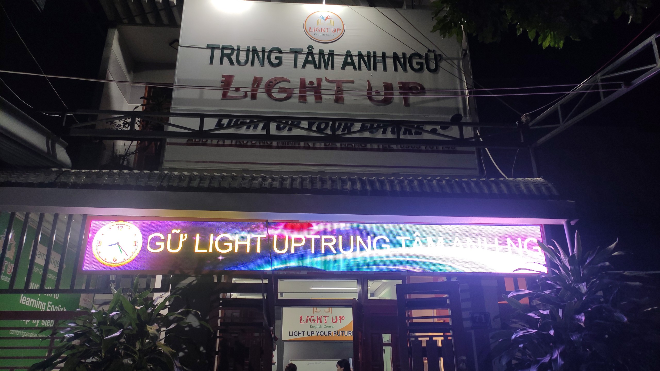 THI CÔNG MÀN HÌNH ĐÈN LED QUẢNG CÁO NGOÀI TRỜI P5 TẠI TRUNG TÂM ANH NGỮ LIGHT UP ĐÀ NẴNG