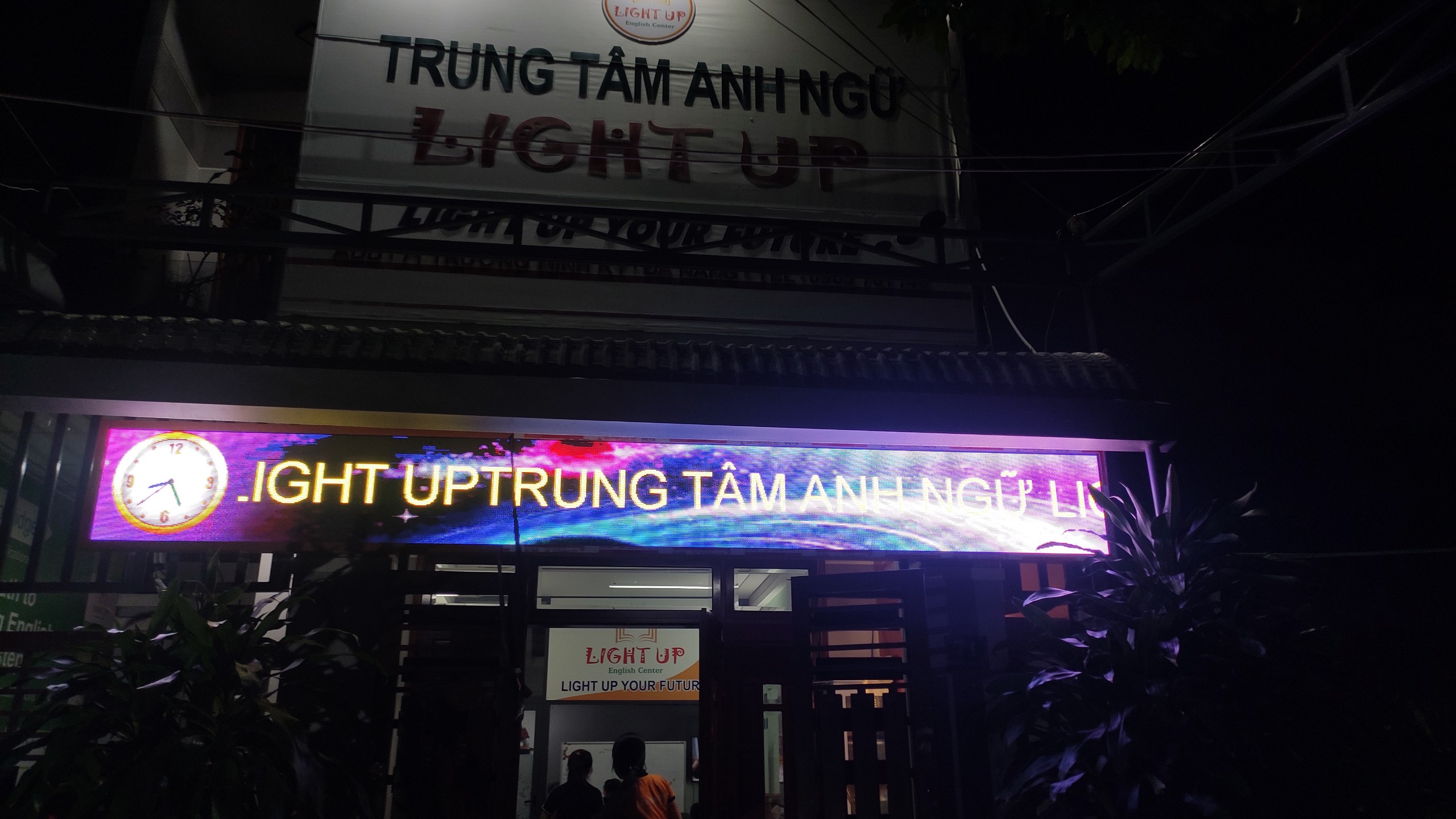 THI CÔNG MÀN HÌNH ĐÈN LED QUẢNG CÁO NGOÀI TRỜI P5 TẠI TRUNG TÂM ANH NGỮ LIGHT UP ĐÀ NẴNG