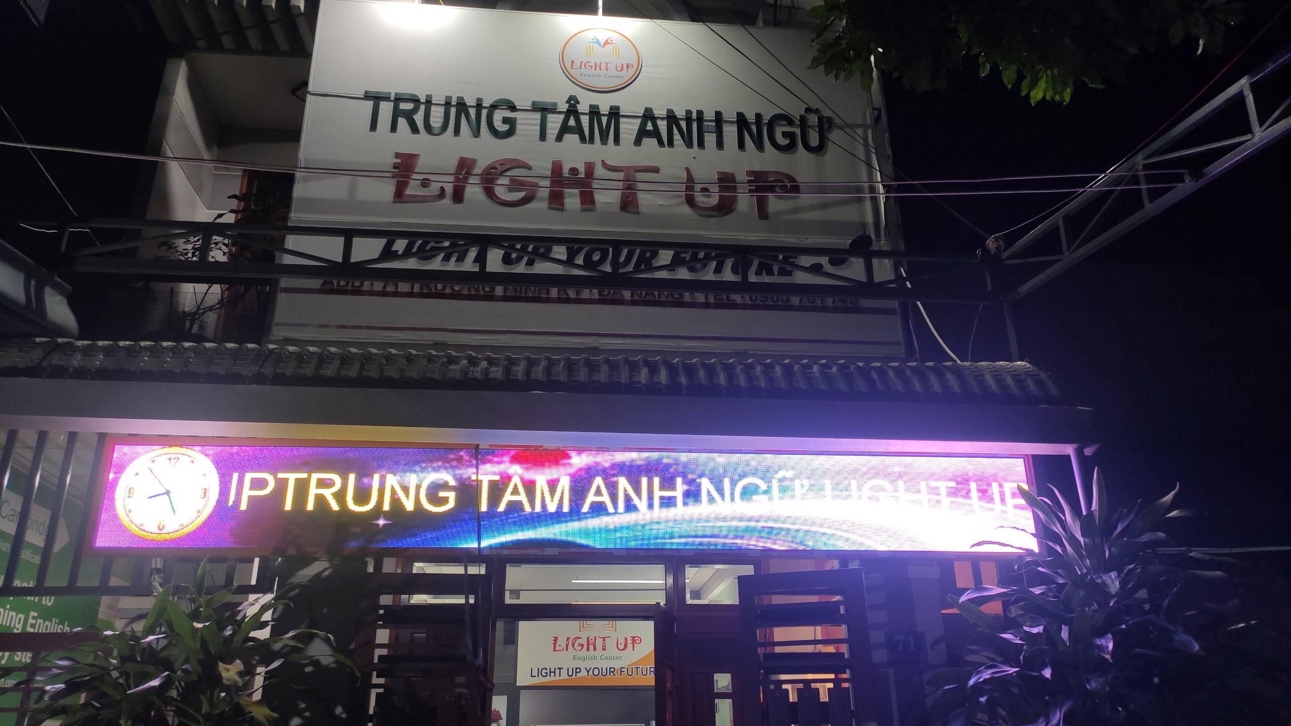 THI CÔNG MÀN HÌNH ĐÈN LED QUẢNG CÁO NGOÀI TRỜI P5 TẠI TRUNG TÂM ANH NGỮ LIGHT UP ĐÀ NẴNG