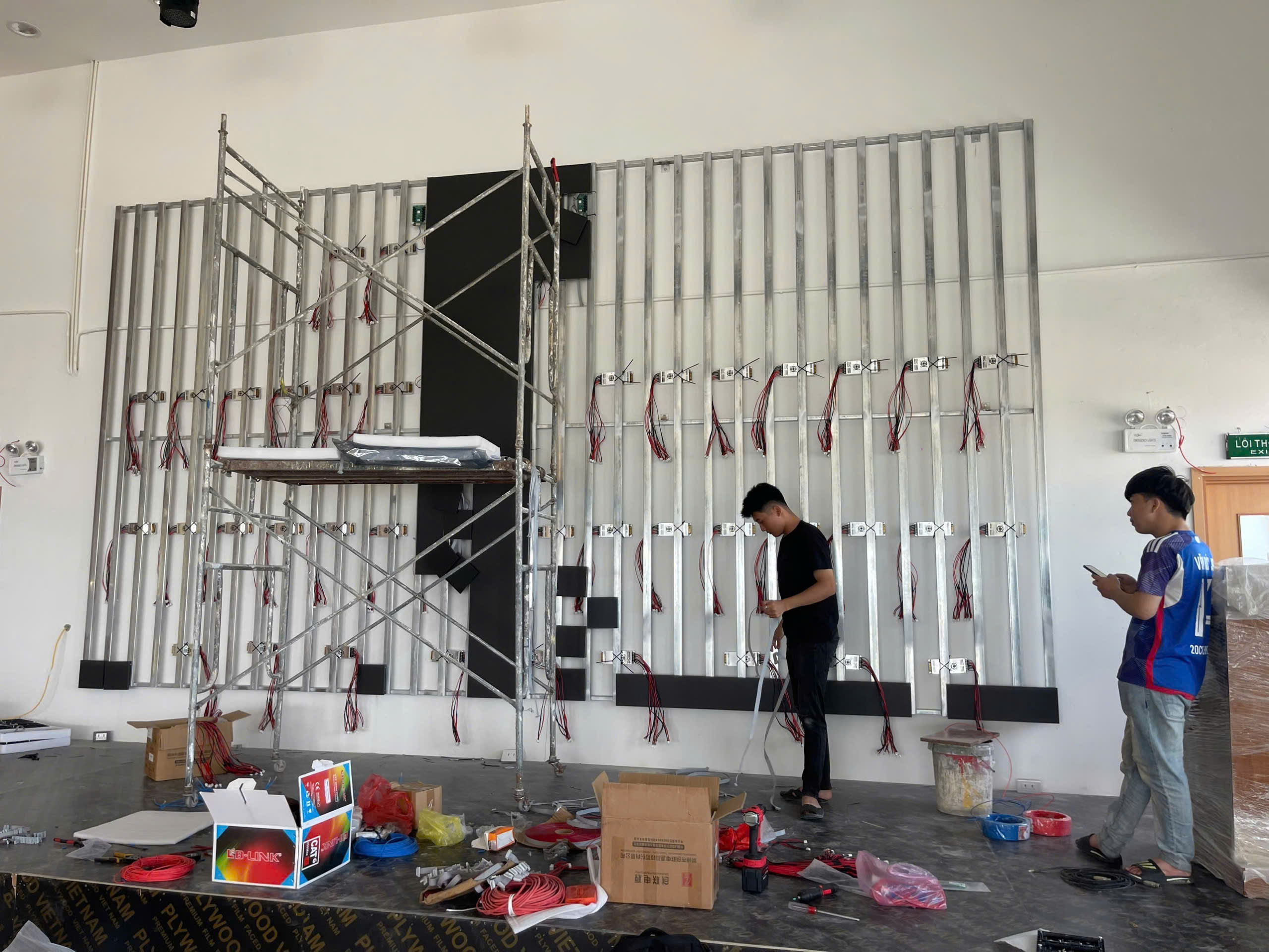  DỰ ÁN THI CÔNG LẮP ĐẶT MÀN HÌNH LED CQ TẠI BẢO HIỂM GỬI TIỀN VIỆT NAM – DIV 