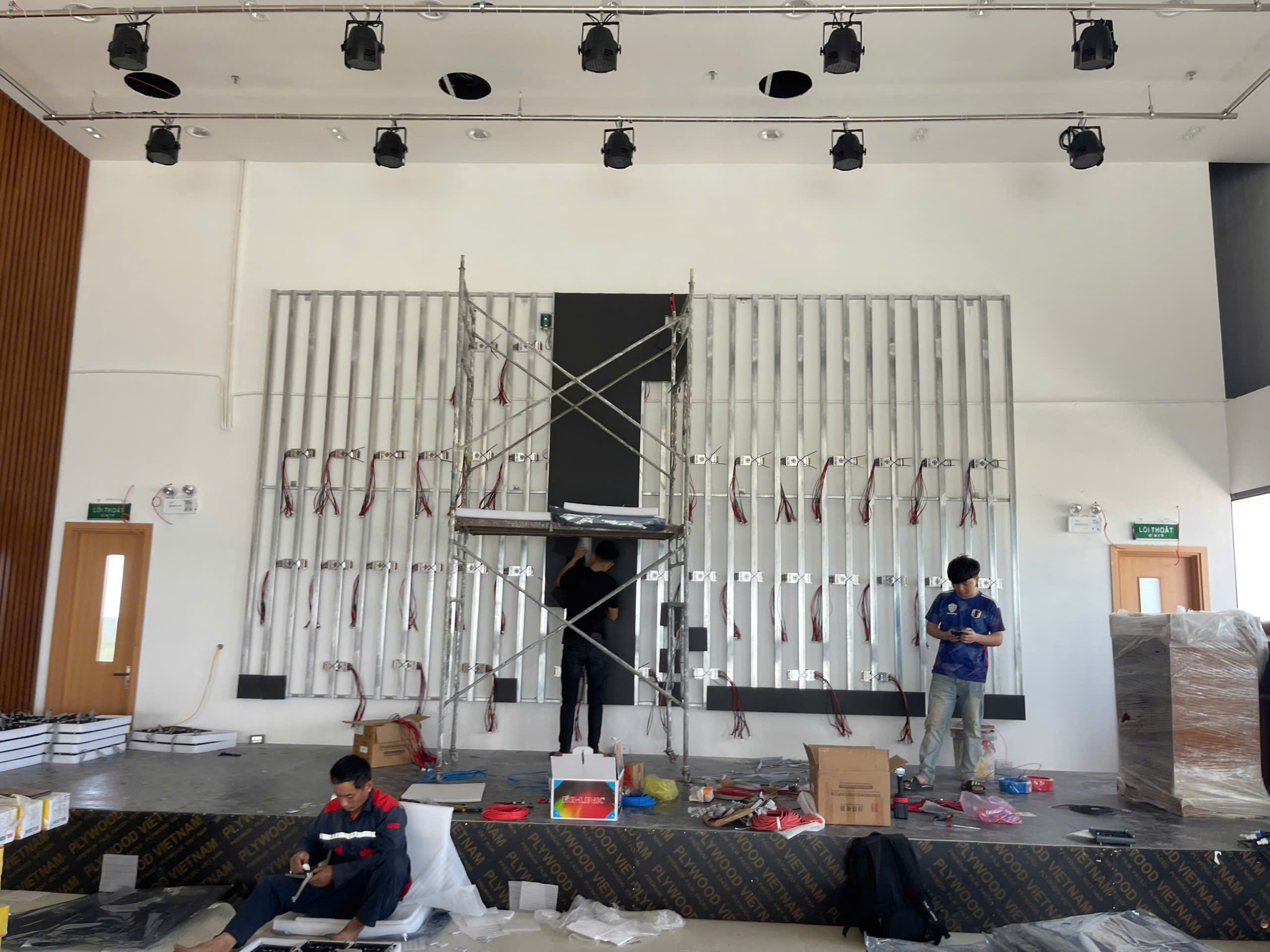 DỰ ÁN THI CÔNG LẮP ĐẶT MÀN HÌNH LED CQ TẠI BẢO HIỂM GỬI TIỀN VIỆT NAM – DIV 